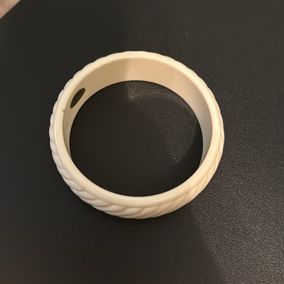 Vintage Plastic Bangle Bracelet, White, Scalloped, Genuine Lucite, Retro, Boho - Picture 8 of 9